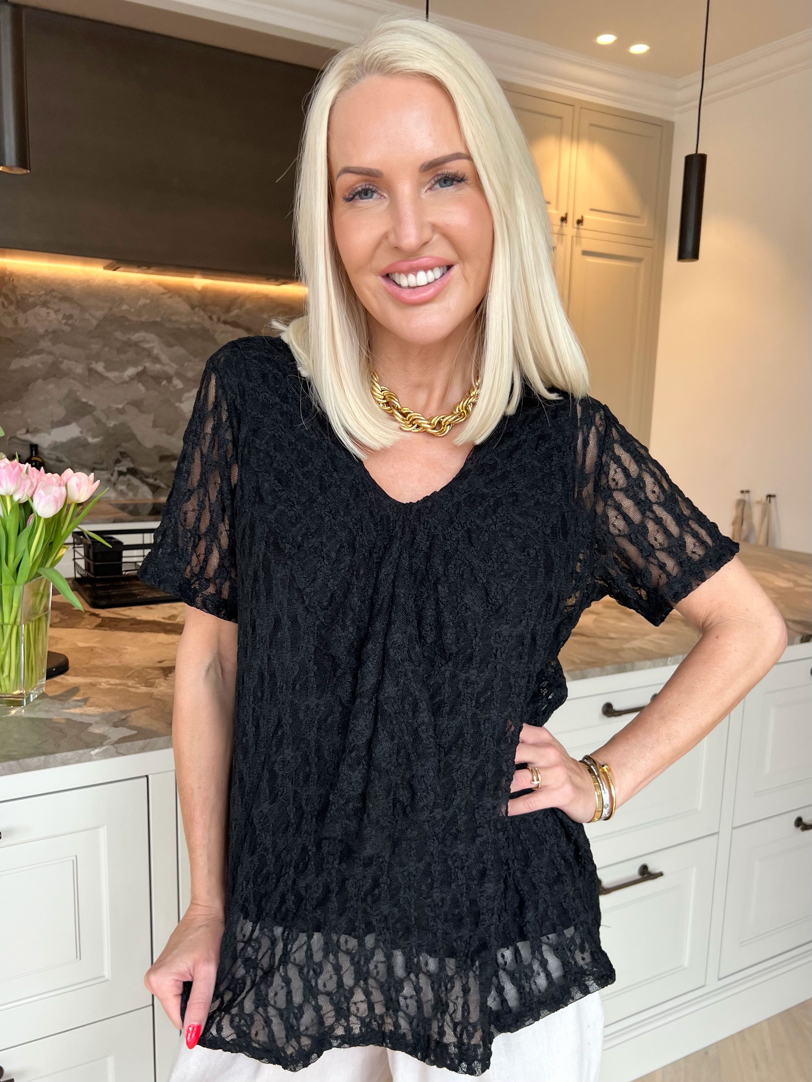 Ventura - Sød tunika i blød elastisk blonde med fin flæsekant.